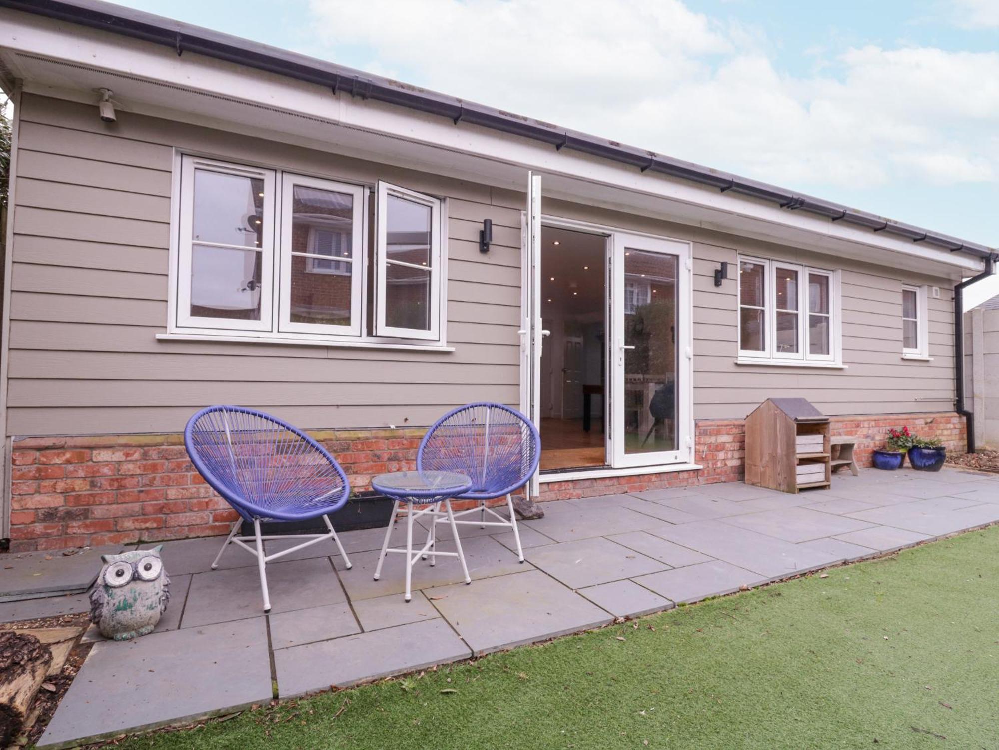 Hide And Sleep Villa Walton-on-the-Naze Exterior photo